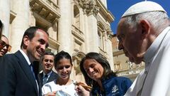 Luigi Carrano, con Delfina Brea, le muestran al Papa la pala solidaria.