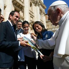 El Papa firma una pala solidaria en favor del hospital Santa Marta