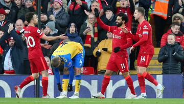 Diogo es felicitado por Salah y Henderson.