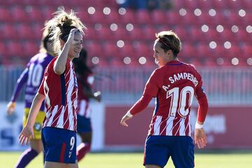 Esther celebra su gol.