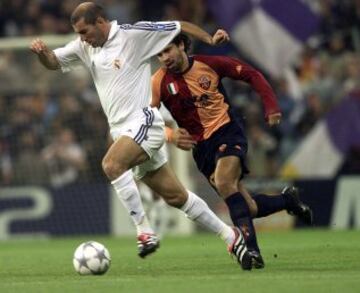 Damiano Tommassi intenta atrapar a Zidane mientras el francés inicia un ataque