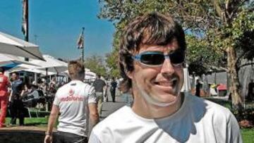 <b>SONRIENTE. </b>Además de realizar la tradicional vuelta a pie por el trazado, Fernando Alonso también paseó ayer por el paddock del circuito con una amplia sonrisa.