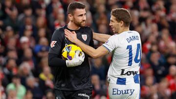 BILBAO, 26/01/2025.- El guardameta del Athletic Club Unai Simón (i) y el serbio Darko Brasanac, del Leganés, durante el partido de la jornada 21 de LaLiga entre el Athletic Club y CD Leganés, este domingo en el estadio de San Mamés, en Bilbao.- EFE/ Miguel Toña