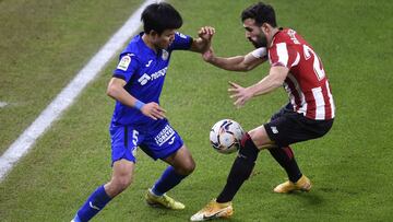 Kubo ante Mikel Balenziaga frente al Getafe en San Mam&eacute;s.