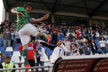 El jugador de Audax Sebastian Pol patea un hincha de Universidad Catolica tras el partido de primera division disputado en el estadio San Carlos de Apoquindo de Santiago, Chile.