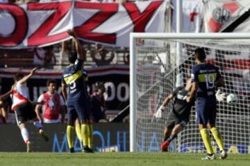 Fabra jugó todo el partido; Tévez fue el mejor.