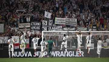 Jugadores de la Juventus con su hinchada.