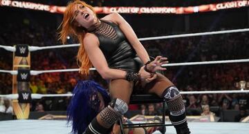 Becky Lynch realiza un candado a Sasha Banks en Clash of Champions.