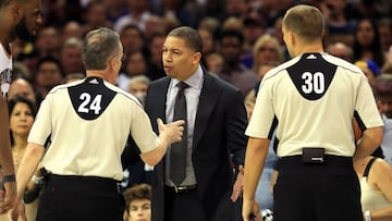 Tyronn Lue habla con los árbitros Mike Callahan y John Goble durante el cuarto partido de las Finales.