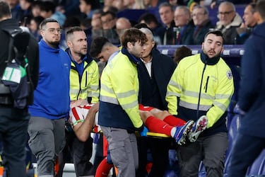 El jugador rojiblanco Sorloth sale en camilla tras un choque de cabeza con el jugador del Levante, Matías Moreno, que también se retiró lesionado. 