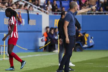 La defensa del Atlético de Madrid, Tounkara, sale expulsada tras recibir la segunda tarjeta amarilla. 






