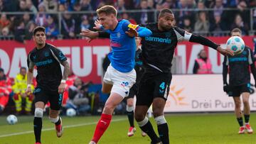 KIEL (Germany), 22/02/2025.- Phil Harres (L) of Holstein Kiel in action against Jonathan Tah of Bayer Leverkusen during the German Bundesliga soccer match between Holstein Kiel and Bayer Leverkusen, in Kiel, Germany, 22 February 2025. (Alemania) EFE/EPA/MARTIN ZIEMER CONDITIONS - ATTENTION: The DFL regulations prohibit any use of photographs as image sequences and/or quasi-video.