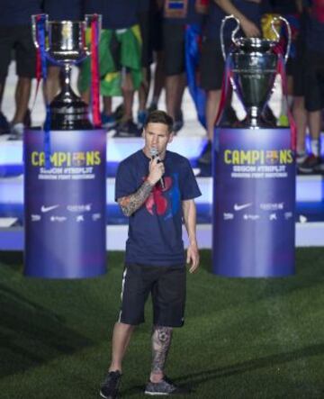 Leo Messi con las Copas del Rey y de la Champions 2015 al fondo, durante la celebración del Triplete.