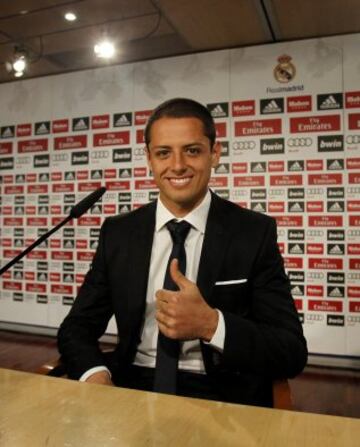 El delantero mexicano Javier Hern¨¢ndez 'Chicharito' que jugar¨¢ cedido en el Real Madrid esta temporada, durante su primera rueda de prensa ofrecida hoy en el estadio Santiago Bernab¨¦u.