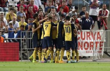 Los jugadores del Atlético Madrid celebran el gol de Joao Miranda ante el Almería, durante el encuentro de la 5ª jornada de la liga de Primera División que se esta disputando esta noche en el estadio de los juegos Mediterraneos de Almeria.