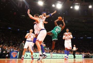 Jordan Crawford de Boston Celtics ante Kenyon Martin de los Knicks.