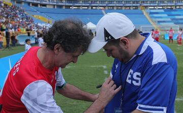 Ambos fueron los protagonistas de un partido organizado por ESPN en El Salvador para celebrar el 60 aniversario del excadista Mágico. Se midieron en el Mundial de España de 1982 en Alicante.