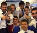 Foto de familia del Atlético en el avión al llegar a Londres