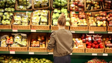 Middle-age woman buying vegetables at the market SUPERMERCADO MERCADO TIENDA