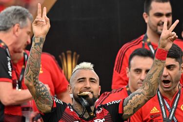 Uno de los escuderos de Arturo Vidal saca la voz: “Él se ríe de las críticas; es el mejor de la historia”