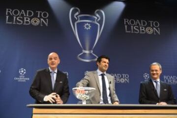 Secretario general Gianni Infantino y el embajador de la final en Lisboa, el ex internacional portugués Luis Figo durante en el sorteo de los cuartos de final de la Liga de Campeones de la UEFA en la sede de la UEFA en Nyon