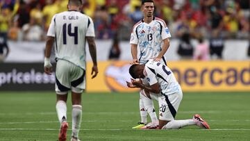 GLENDALE, ARIZONA - JUNE 28: Jefferson Brenes and Josimar Alcocer of Costa Rica react after losing the match during the CONMEBOL Copa America 2024 Group D match between Colombia and Costa Rica at State Farm Stadium on June 28, 2024 in Glendale, Arizona.   Omar Vega/Getty Images/AFP (Photo by Omar Vega / GETTY IMAGES NORTH AMERICA / Getty Images via AFP)