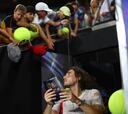 Tsitsipas y sus fotos autografiadas