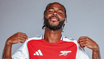 Raheem Sterling posa como nuevo jugador del Arsenal.