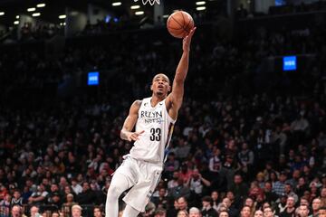 Nic Claxton (Brooklyn Nets) anota ante los New York Knicks en el Barclay Center