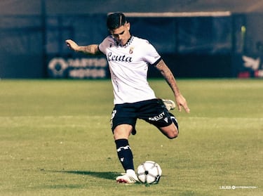 La camiseta del AD Ceuta está inspirada en la estética de los años 80, una etapa en la que las equipaciones no solo se vestían, sino que también contaban historias y reforzaban la identidad del club.