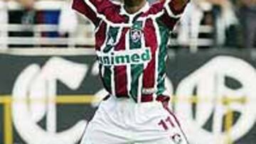 <b>CENTRO DE ATENCIÓN.</B> Romario es el centro de atención siempre en el fútbol brasileño, ya sea por los goles que marca o por la forma que tiene de celebrarlos.