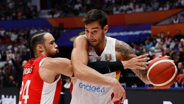 Willy Hernangomez, pívot de España, ante Dillon Brooks, de Canadá, en el Mundial 2023.