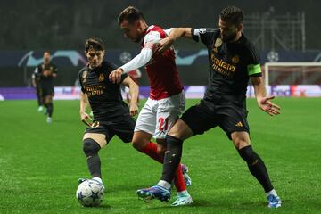 El centrocampista portugués del Sporting Braga Ricardo Horta lucha por el balón con el defensor español del Real Madrid  Fran García y el defensor español del Real Madrid Nacho Fernández.