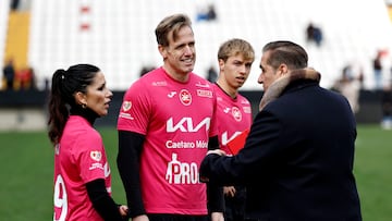 27/12/25 PARTIDO BENEFICO RAYO VALLECANO FAMOSOS FUTBOLISTAS
NIKA OSCAR MARTINEZ POSION SANDOVAL ENTRENADOR