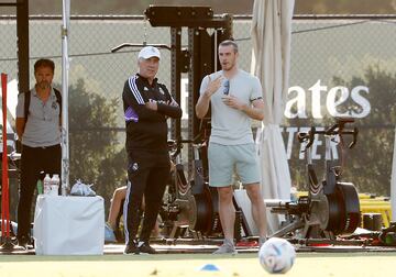 Ancelotti charla con Bale. 