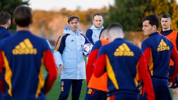 Santi Denia, durante un entrenamiento con la Sub-21.