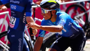 Team Movistar's Colombian rider Nairo Quintana waves during the presentation ceremony prior the 5th stage of the 107th Giro d'Italia cycling race, 178 km between Genova and Lucca, on May 8, 2024 in Genova. (Photo by Luca Bettini / AFP)