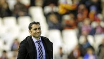 El entrenador del Valencia, Ernesto Valverde, durante el partido de Liga ante el Sevilla disputado esta noche en el estadio de Mestalla, en Valencia. 