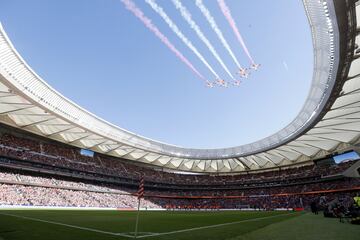 La Patrulla Águila pasa por el cielo del estadio Wanda Metropolitano en los actos del 175 aniversario de la Bandera de España.