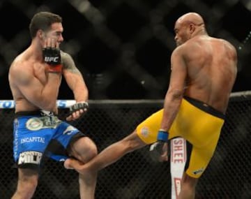 Anderson Silva (guantes azules) se fractura la pierna en una patada a Chris Weidman (guantes rojos) durante su campeonato de peso medio de UFC.