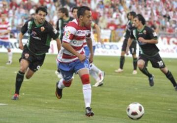 Luego vistió la camiseta del Granada, con quien logró el ascenso a la primera división. Él fue una de las grandes figuras de su escuadra.