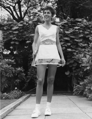 1966: Mar赤a Bueno con un dise?o de Teddy Tinling.