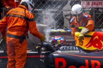 El piloto Max Verstappen después de chocar.