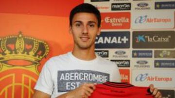 Riverola posa con la camiseta del Mallorca en su puesta de largo de ayer.