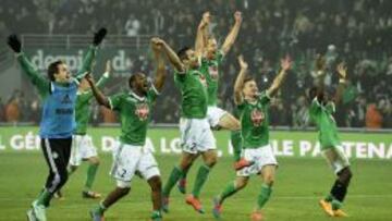 Los jugadores del Saint Etienne celebran la victoria ante el Lyon