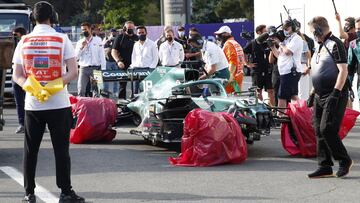 Formula One F1 - Azerbaijan Grand Prix - Baku City Circuit, Baku, Azerbaijan - June 6, 2021 The car of Aston Martin&#039;s Lance Stroll is returned to the pits after crashing out during the race Pool via REUTERS/Maxim Shemetov