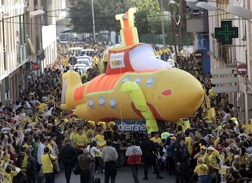 Desde hace décadas, Villarreal y Cádiz comparten el apodo ‘Submarino amarillo’. En el caso del Villarreal hay que remontarse a la temporada 1967-1968 para conocer el origen de por qué se le conoce como ‘Submarino amarillo’. En aquel entonces el club castellonense buscaba ascender de nuevo a Tercera División, objetivo que cumplirían a final de aquella campaña. En la celebración de aquel ascenso, uno de los fondos empezó a hacer sonar en la grada la canción de The Beatles ‘Yellow Submarine’ (1966) entonando en español el estribillo “Amarillo, el Submarino es, amarillo es, amarillo es”. Desde entonces, se empezó a conocer al club con este apodo haciendo también alusión a que siempre terminaba “saliendo a flote” a final de temporada. Desde finales de aquellos años 60, el El Madrigal suena la canción del grupo de Liverpool.
