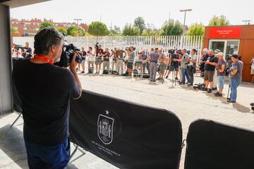 Los periodistas en el exterior de la sede de la Real Federación Española de Fútbol (RFEF).