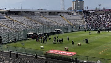 El plantel albo estuvo unos minutos en la cancha antes que los hinchas la invadieran. Abruptamente, dejaron la cancha sin realizar los ejercicios planeados.