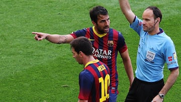 Spanish referee Mateu Lahoz (R) shows a yellow card to Barcelona&#039;s Argentinian forward Lionel Messi (L) during the Spanish league football match FC Barcelona vs Club Atletico de Madrid at the Camp Nou stadium in Barcelona on May 17, 2014.   AFP PHOTO/ QUIQUE GARCIA